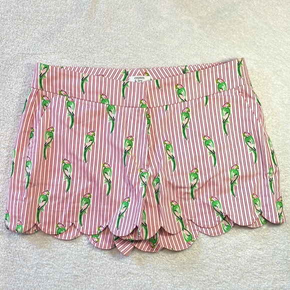 crown & ivy Pants - Crown and Ivy parrot print scallop shorts
